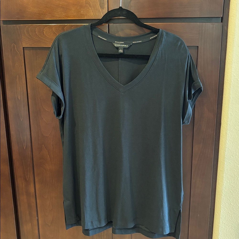 3 Banana Republic Women's V-Neck Tops - Black and Cream - Picture 8 of 8